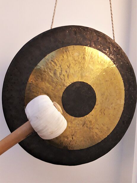 Ein Gong mit Schlaghammer