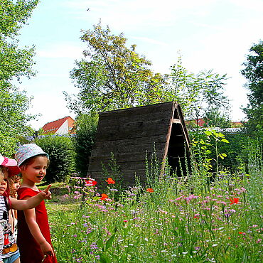 Kinder auf einer Blumenwiese