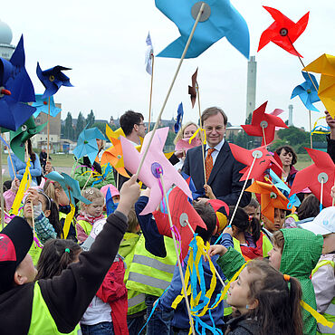 Der Parlamentarische Staatssekretär Thomas Rachel feiert mit Kindern ein Forscherfest