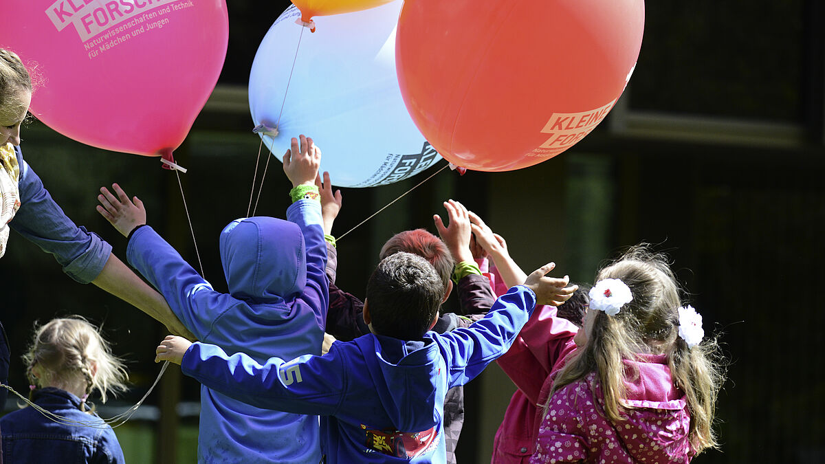 Kinder mit bunten Luftballons