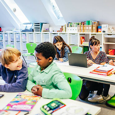 Kinder lernen in einem Klassenraum in einer Grundschule